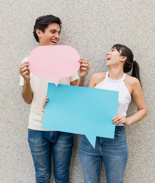 Personas de Ruralia conversando con globos de diálogo